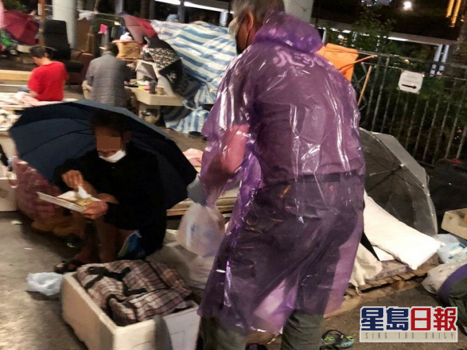 明哥及一众义工仍然无惧风雨、坚守派饭岗位。「北河同行」Facebook图片