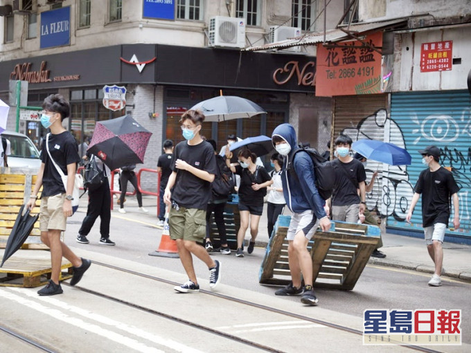 示威者以雜物堵路。