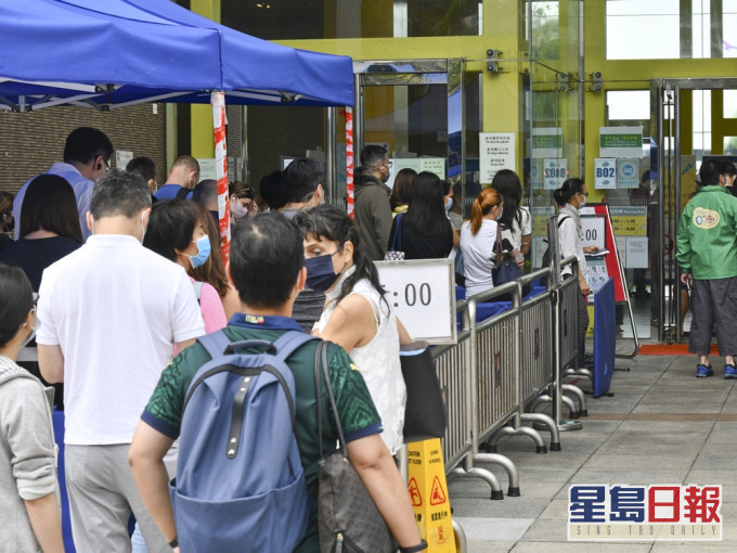 政府已為市民接種共約1,302,300劑新冠疫苗。資料圖片