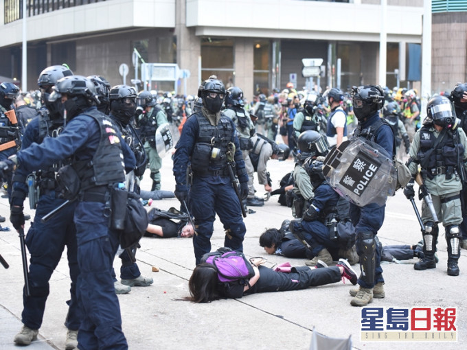 前年9月「全球反極權大遊行」中警方拘捕多人。 資料圖片