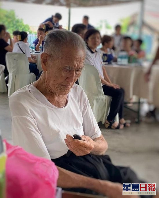 伯伯說,他78年來從沒有罵過婆婆,她還依然美麗。網圖