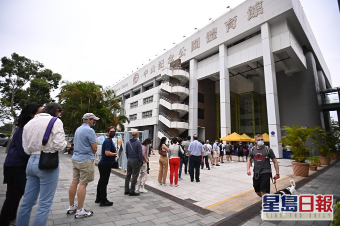 中山紀念公園體育館的接種中心,早上有多名已預約的市民到場排隊等候。