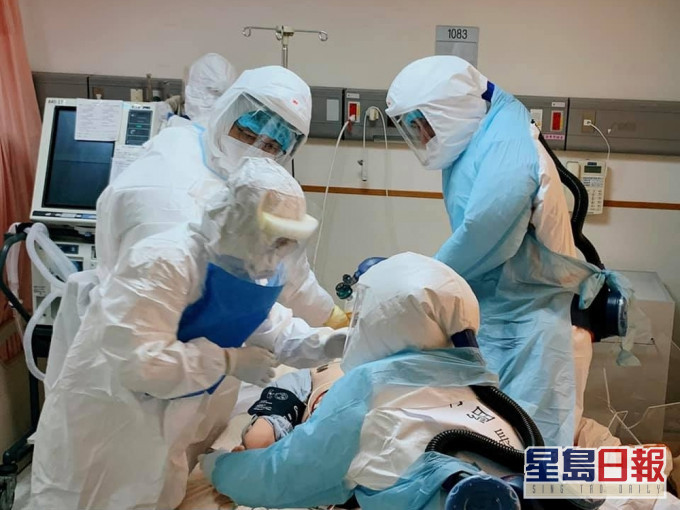 台灣醫生陳志金分享了醫護人員在負壓隔離病房的急救演練流程。