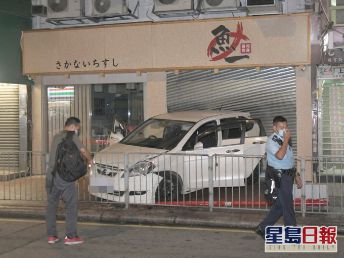 元朗私家車撞壽司店捲閘。