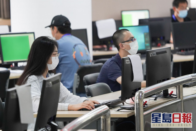 北京一名公職人員隱瞞曾到港澳等5地旅遊被撤職。 新華社圖片/圖中非當事人
