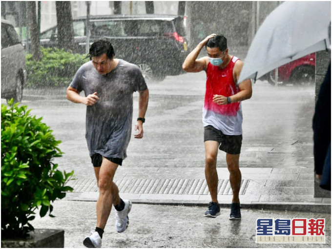 天文台表示與冷鋒相關的東北季候風正為廣東沿岸帶來有雨的天氣。資料圖片