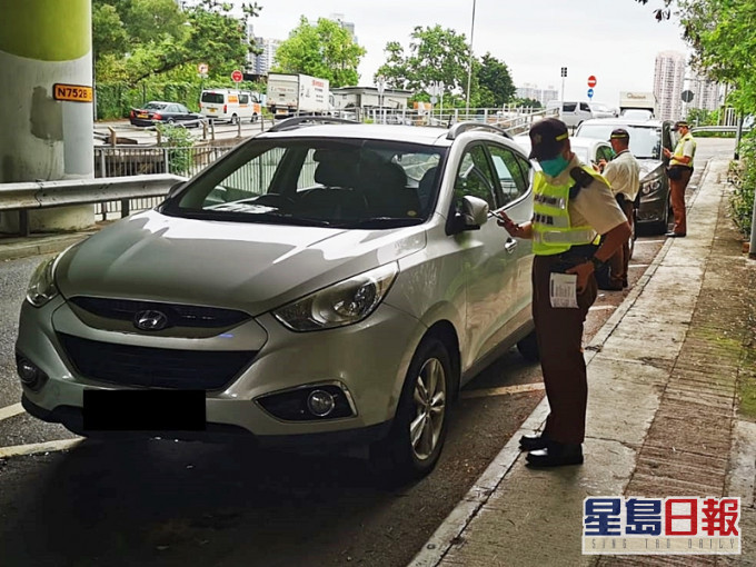 元朗警區一連三日,於區內交通黑點進行打擊違例泊車執法行動。警方圖片