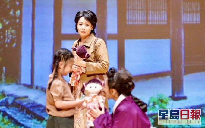 關凱珊平時反串男角,今次則扮「女」演大月薰與孫中山的女兒富美子。