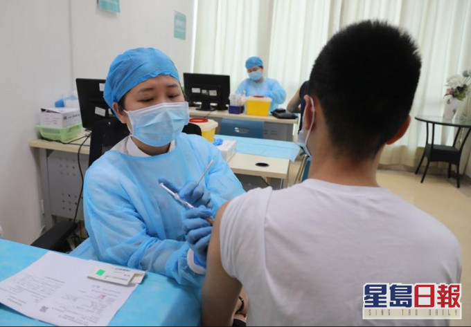 港人在深圳接种疫苗。网上图片