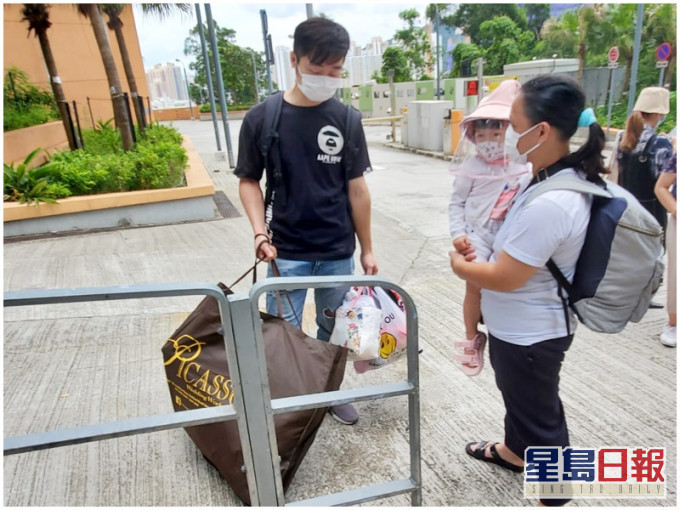 张先生一家四口今早执拾细软,暂住亲戚家中。