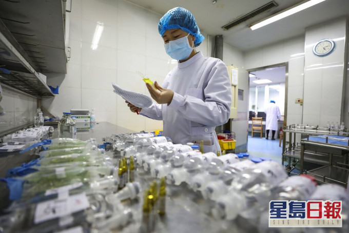 衛健委專家組有匿名專家受訪,懷疑湖北瞞報人傳人。AP