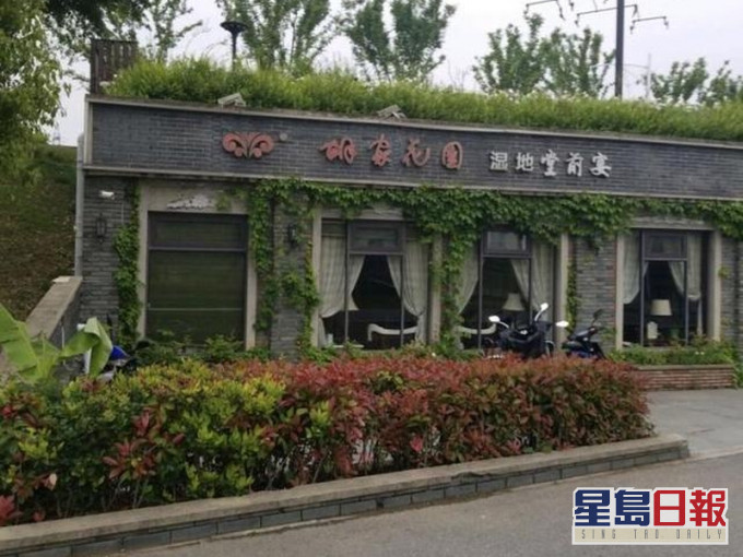 江寧區秦淮河楊家圩段河堤背水面被揭發違規建餐廳。(網圖)