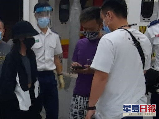 受害女童(左一),紫衫男为其父亲