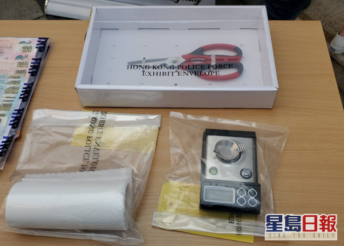 警方發現一些工具,包括電子磅、膠袋及一些運毒工具。
