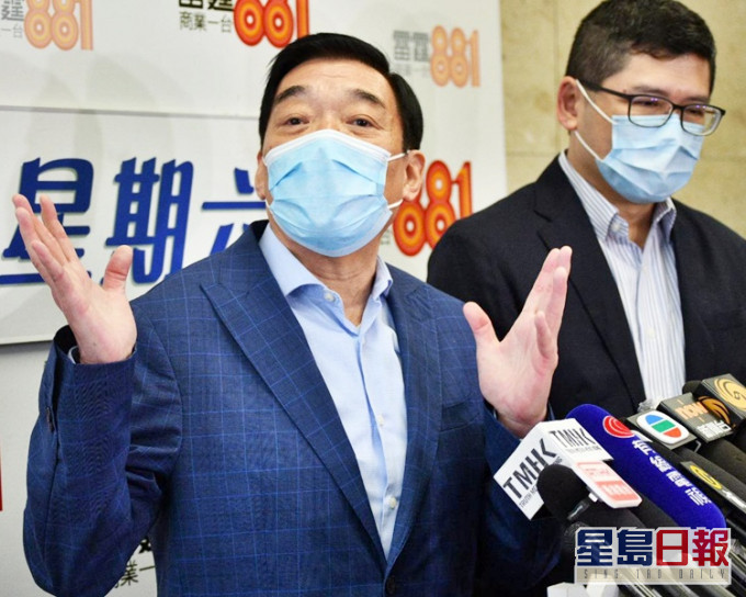 范鴻齡稱讚醫護人員在疫情下表現出色，他引以為傲。右為高拔陞。