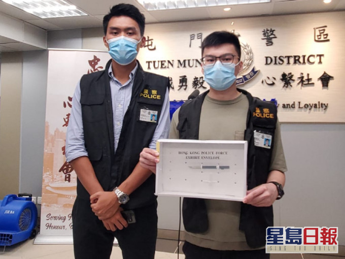 屯門警區動物罪案警察專隊主管梁冠灝督察(左)講述案情。