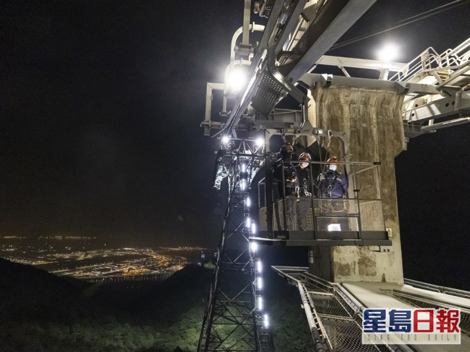 前線維修技術人員作恆常檢查及維修,確保纜車系統正常運作。