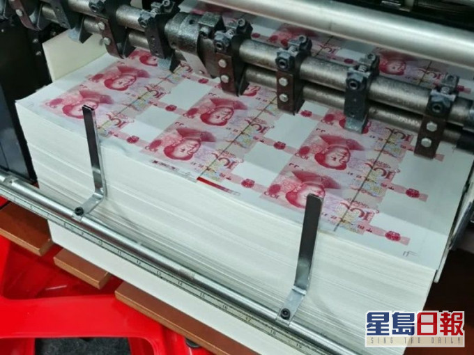 现场缴获2005版百元面额假人民币成品。网图