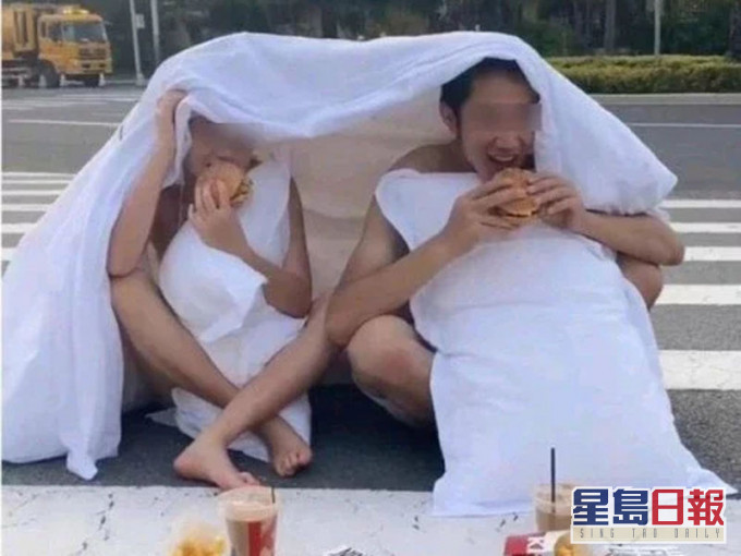 為了拍攝,兩人甚至抱著枕頭吃起快餐。(網圖)