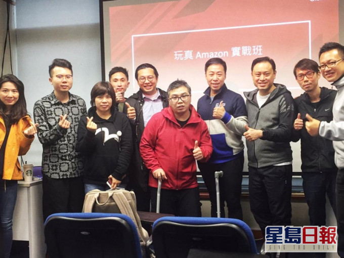 胡子文(红衣者)与大型网购平台合作开班授徒,教授电子商贸经营之道,冀望壮大本港跨境电子商贸产业链。