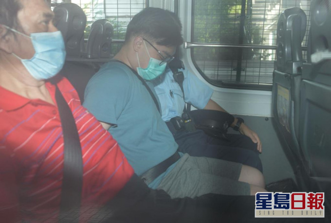 其中一名被告何贊煦(中間綠衫)今早被押上法院。