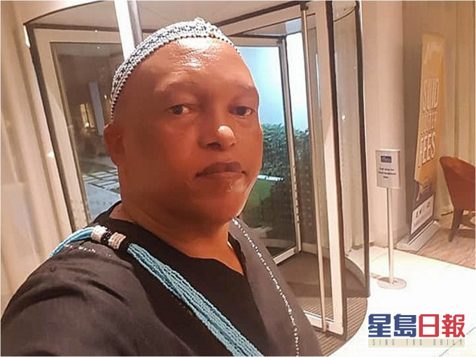 恩德武意外拍到全裸的妻子。網圖