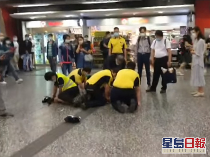 港鐵職員制服男子。杏花邨的人和事 Facebook 影片截圖