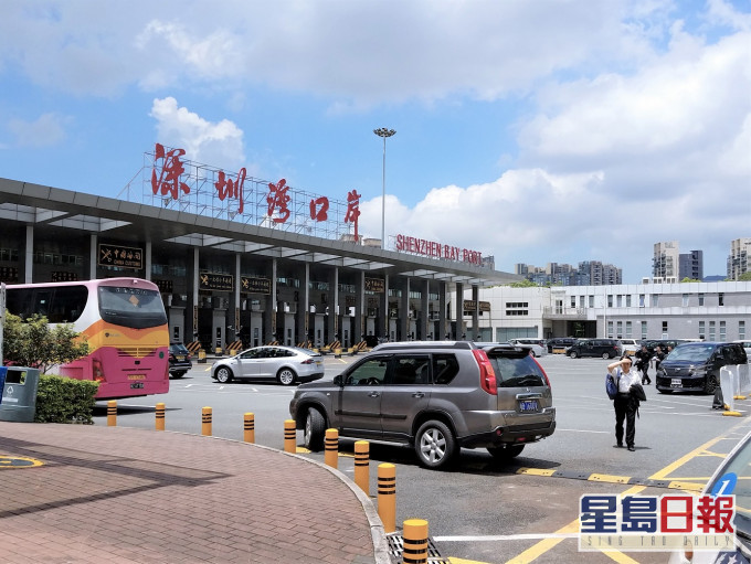 两男分别经深圳湾口岸及港珠澳大桥入口管制站离境到内地时,被人发现违反检疫令。 资料图片