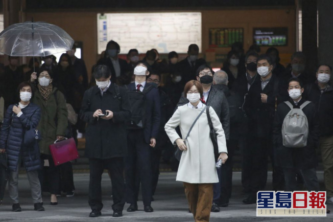 日本東京都去年11月中至上月底期間,保健所漏報了800多宗新冠肺炎確診個案。AP圖片