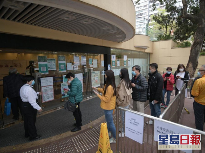 本港新冠疫苗接種計畫於上月二十六日展開,有逾九萬名市民已接種疫苗。