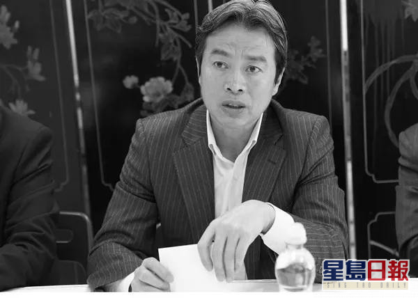 杜伟周日被发现在官邸中去世。网图