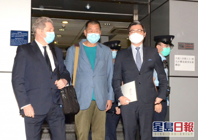 黎智英(中)面對兩控罪。