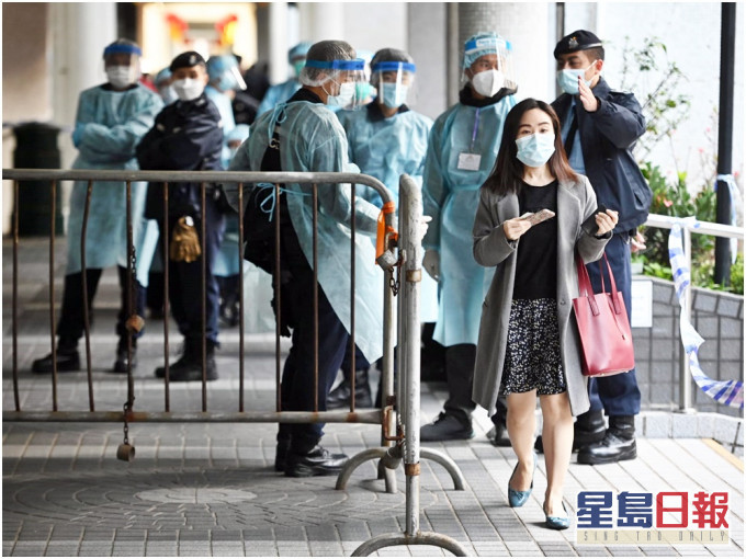 今早約7時40分,居民經登記資料及出示陰性檢測證明後才可離開大廈。