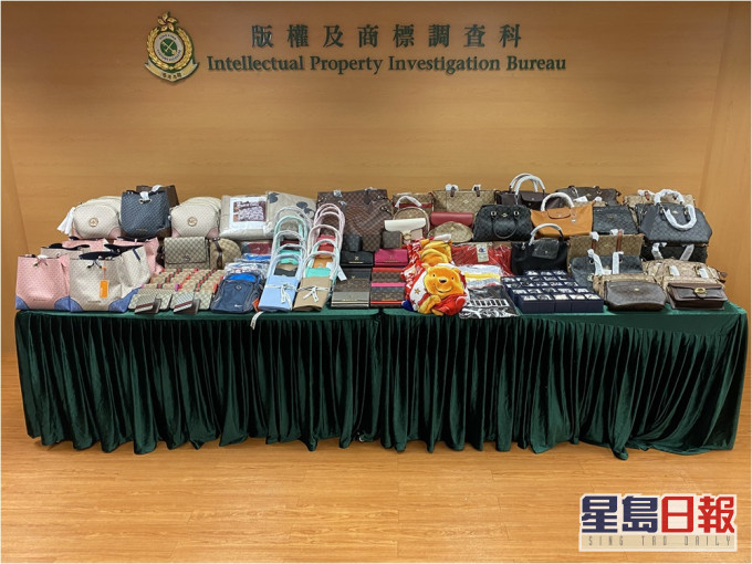 海關行動中檢獲共約2300件懷疑侵權物品,估計市值約52萬元。海關圖片