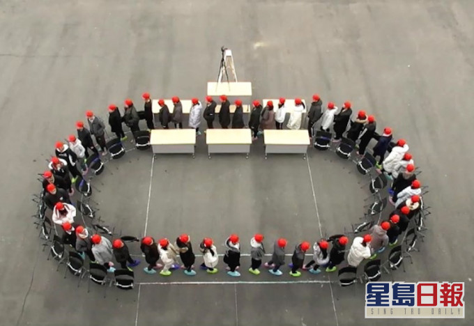 研究團隊招募70人,進行單行群眾移動實驗。城大圖片