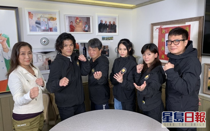 錢嘉樂率特技演員作客盼盼姐節目。