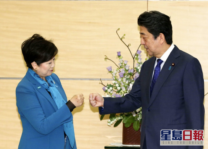 東京都知事小池百合子（左）強調不會取消奧運。AP圖片