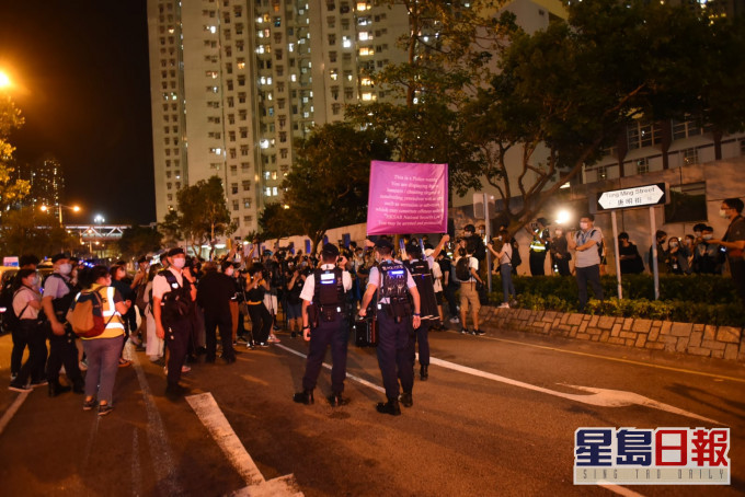 警員舉起紫旗。尹敬堂攝