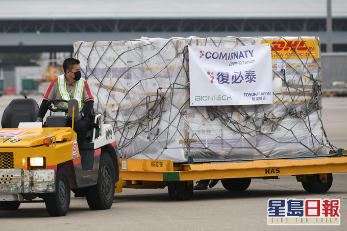 今日运抵的疫苗约有75.8万剂,连同上月的58.5万剂,共有约134.3万剂复必泰疫苗运抵本港。资料图片