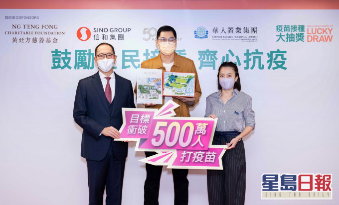 終極大獎得獎者35歲廚師李先生(中)表示,抽中凱滙單位將會選擇自住。