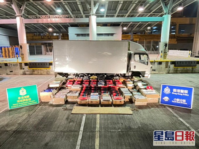 行動中,人員檢獲一輛輕型貨車,以及128箱懷疑走私貨物。