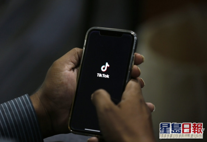 美國財長姆欽表示TikTok不能再以現時模式運作大量收集美國人數據。AP圖片
