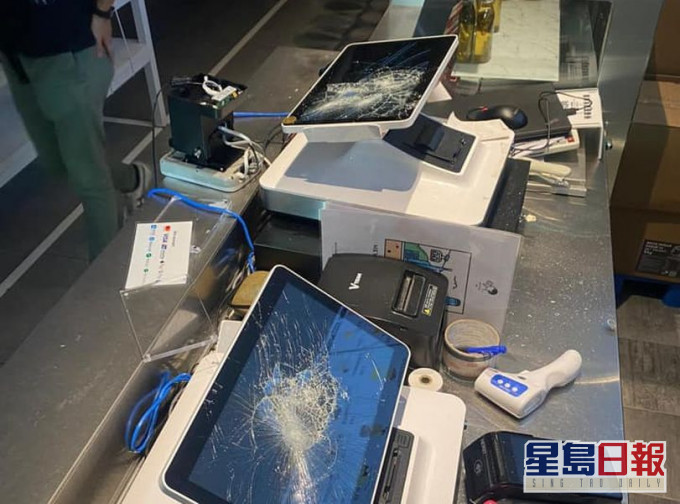 有示威者昨闖入新城市廣場內一間店鋪,毀壞多部電子屏幕。警方FB圖片
