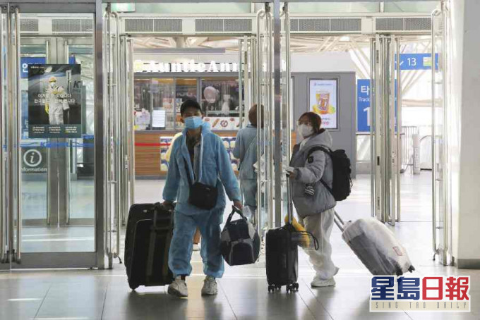 南韩今起所有入境人士需隔离检疫两周。AP