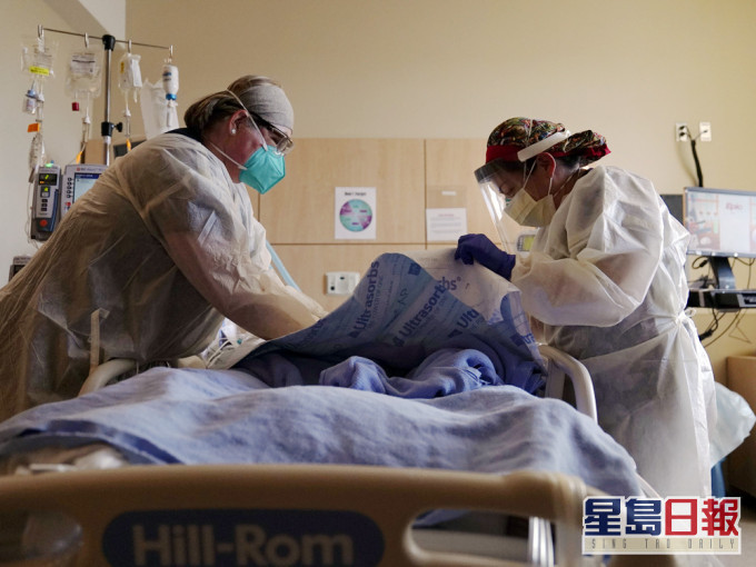 研究指染疫康復醫護防護力達83%。AP圖
