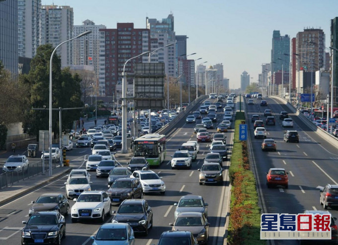 北京早上重現塞車潮，車龍長達數百米。網圖
