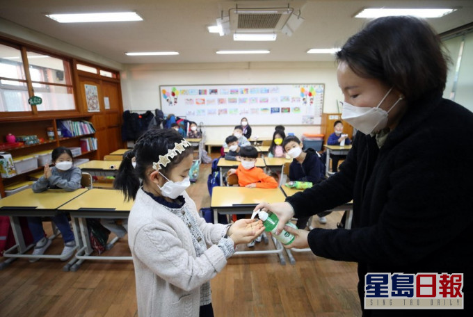 酒精搓手液可以自然揮發無需擦乾。AP圖片