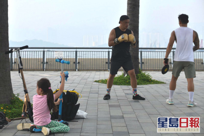 環保署呼籲市民盡量減少外出。資料圖片