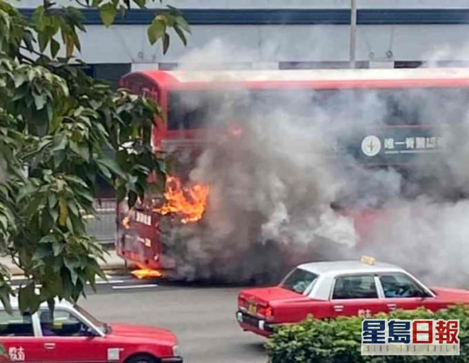 巴士車尾冒出大量濃煙及起火。圖:突發事故報料區 網民Helen Ku