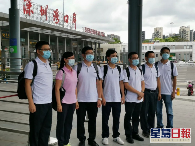 7人先遣隊在深圳灣口岸準備過關。網上圖片